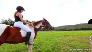 Amanda et Leena profite de l’air de la campagne !  (vidéo exclusive)