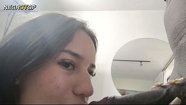 Ninfetinha de 18 anos com pijaminha provoca negão de 25cm e acaba com o cuzinho todo arrombado COMPLETO NO RED1